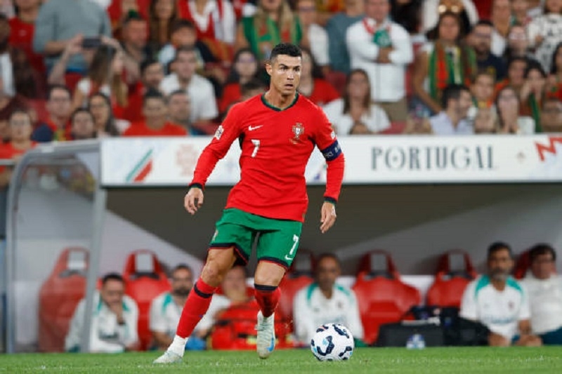 Tại sao Cristiano Ronaldo thường xuyên ra sân thi đấu với áo dài tay?