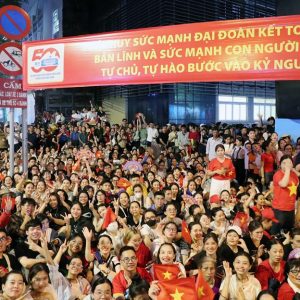 Áo thun yêu nước “cháy hàng” trước thềm ‘Concert Quốc gia’
